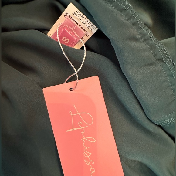 NWT Women’s off the shoulder long sleeve mini dress with ruffle tier with bow - Picture 2 of 7